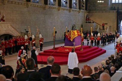 Miles de personas dan su último adiós a Isabel II en Westminster