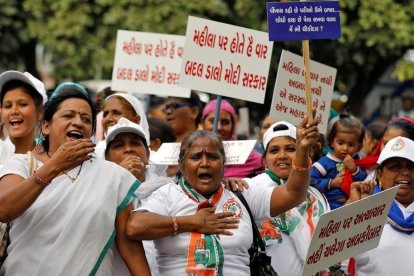 Protestan por violación y estrangulamiento de dos hermanas, en India.