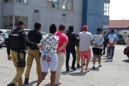 Los sospechosos fueron presentados en rueda de prensa, realizada en la dependencia policial.