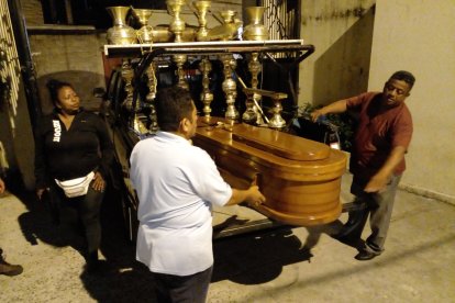 En la madrugada de este jueves 15 de septiembre, los familiares retiraron los cuerpos de los jóvenes.