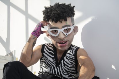 Arriésgate a usar prendas femeninas para complementar tu look del "conejo malo"