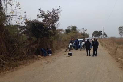 Agentes policiales realizaron una inspección alrededor del sitio donde hallaron el cuerpo.