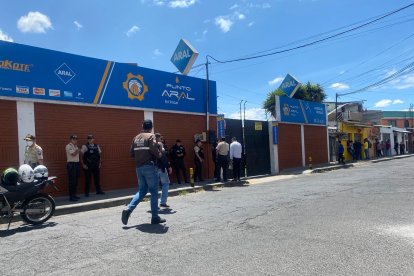 Al lugar llegó la Policía para recoger indicios del hecho. En la puerta había sangre.