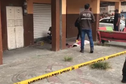Dos sujetos en moto se estacionaron frente al puesto de Aníbal Fajardo, pidieron una guatita y uno de ellos le disparó.