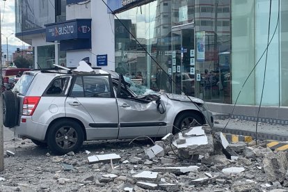 Se desconocen las circunstancias del hecho que dejó a una mujer con una rotura de cabeza moderada y un automotor destrozado su parte delantera.
