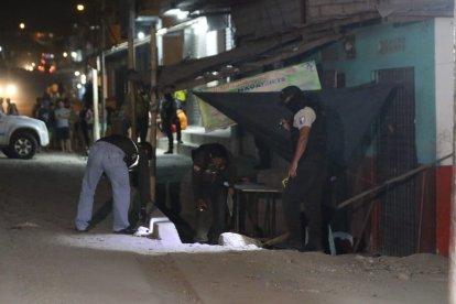 El sujeto, de aproximadamente 40 años, fue acribillado mientras laboraba. La Policía Nacional  no dio declaraciones de lo sucedido.