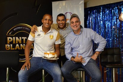 Los anfitriones del programa ‘Leyendas’: José Luis Perlaza (izqda.), Robert Armijos (centro) y Carlos Juárez.