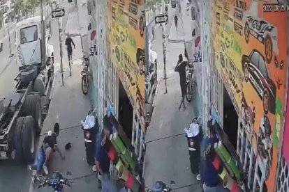 Los tres supuestos vacunadores fueron perseguidos por policías.