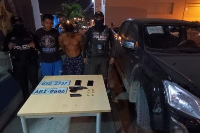 Los implicados, además de la camioneta robada, tenían un arma y municiones.