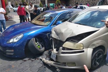 Familia de joven que chocó un lujoso vehículo organiza un sorteo para costear el ‘cuentón’ por los daños.