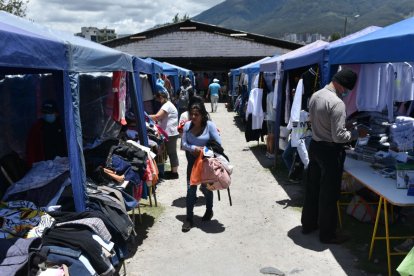 La ropa y los artículos para el hogar están entre los ítems más ofertados en los mercados de pulgas