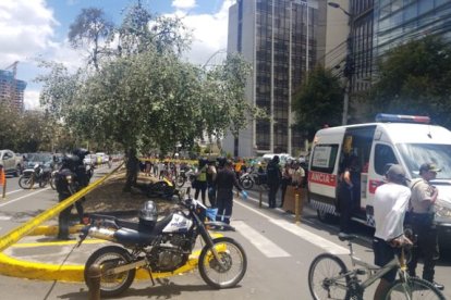 Los usuarios lo acusaron de haber invadido la vía a velocidad. Un ciclista y el acompañante del uniformado resultaron heridos.
