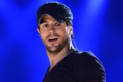 Enrique Iglesias no se hizo rogar y correspondió el beso con pasión