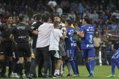 Desde el inicio del cotejo, los hinchas y jugadores fueron protagonistas de incidentes.