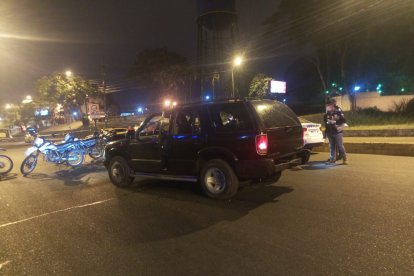 En este Chevrolet Blazer negro fue el ataque armado.