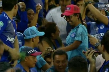El novio emelecista dándole el anillo en el estadio Capwell.