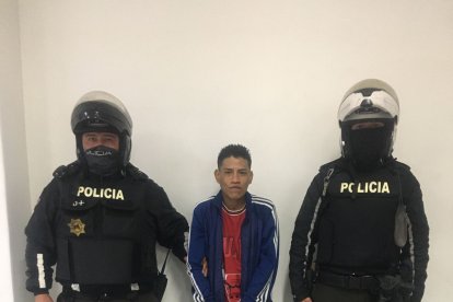 El detenido registra antecedentes penales por robo.