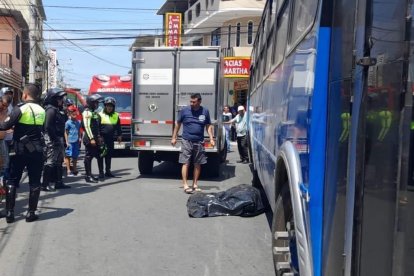En el mismo lugar, donde día atrás fue atacada una mujer a balas, un hombre murió al ser arrollado por un bus de transportación urbana.