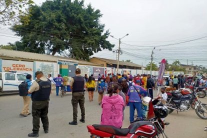 Los policías llegaron al sitio para darle seguridad a la población estudiantil.