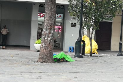 El adolescente estuvo en un Centro de Menores Infractores por otro delito. Él y un adulto son los sospechosos de crimen. Se movilizaban en una moto.