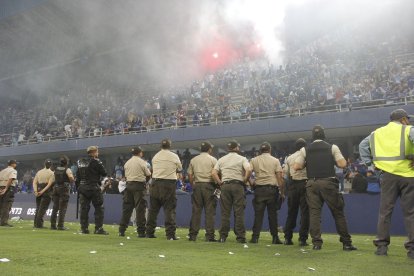 Miembros de la Policía Nacional vigilaron a los hinchas de Emelec.