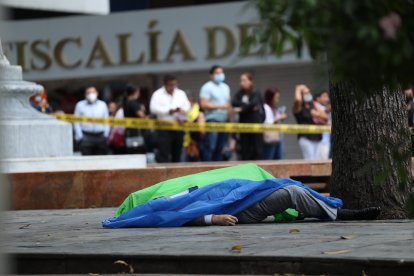El cuerpo del fiscal Édgar Edmundo Escobar Zambrano quedó sobre la calzada, junto a un árbol y en el interior de la Plaza La Merced.  Agonizó varios minutos.