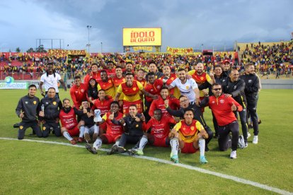 La celebración del plantel de Aucas tras golear a Técnico Universitario y estar cada vez más cerca de ganar la segunda etapa de la LigaPro.