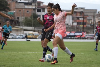 Danna Pacheco (i) y Ámbar Torres durante la primera final de la Superliga femenina que se disputó en el estadio de Sangolquí.