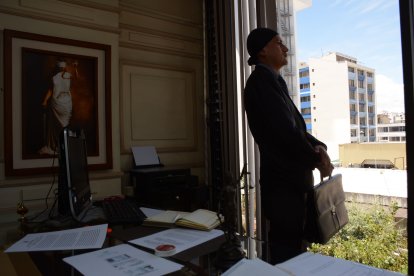 Gabriel agradece a su madre por apoyarlo para que continuara estudiando. Trabaja en un despacho de abogados. Su anhelo es ser juez.