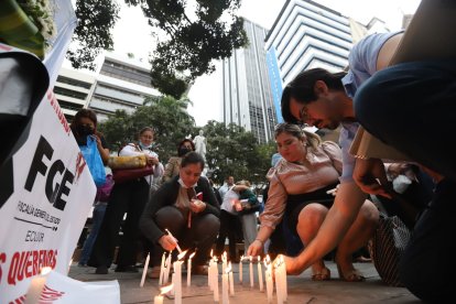 Compañeros y colegas se reunieron alrededor de una gigantografía con la imagen del fiscal.