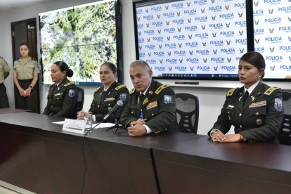 Los uniformados no serán dados de baja por ahora, pero tendrán suspendido sus funciones. La madre de la desaparecida rechaza el actuar policial.