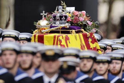 La ceremonia estuvo dirigida por el deán de Windsor, David Conner, que leyó versos del libro del Apocalipsis, como ocurrió en los funerales de los abuelos de la reina, el rey Jorge V y la reina María.
