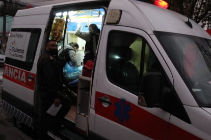 Una ambulancia del Ministerio de Salud llegó para atender al herido.