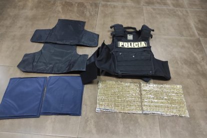 Sorprenden a policías cuando querían ingresar municiones a la cárcel de Cotopaxi