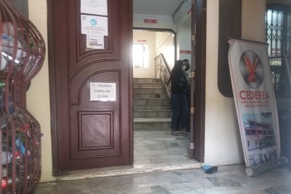 El cadáver fue hallado en el área de enfermería. Policía y familiares llegaron al lugar.