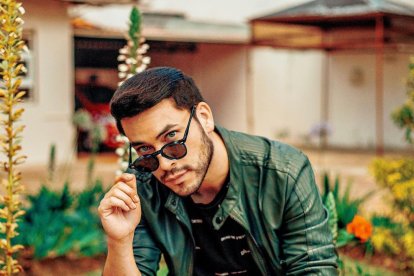 Siempre mantiene ocultas sus relaciones amorosas.