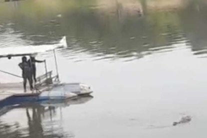 Luego que divisaron el cuerpo, comunicaron el hecho a la policía y se procedió al rescate.