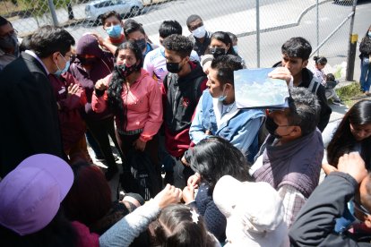 Decenas de postulantes rogaron en la puerta de la empresa municipal por un puesto.