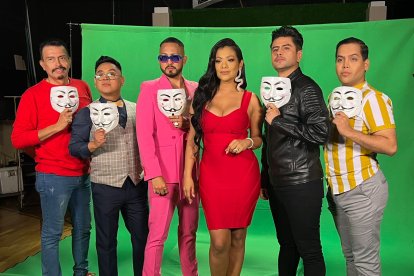 De derecha a izquierda: Poncho Quintero, Dora West, Santiago Castro, Leonardo Quezada 

y Reinaldo 

Vásquez.