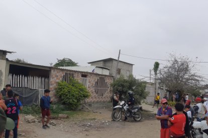 La víctima estaba acompañado por un amigo, quien resultó gravemente herido.