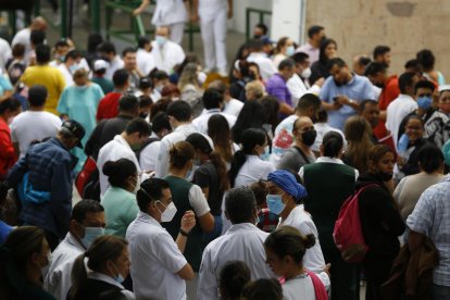 Personas permanecieron en las calles, después de activarse la alerta en la Ciudad de México.