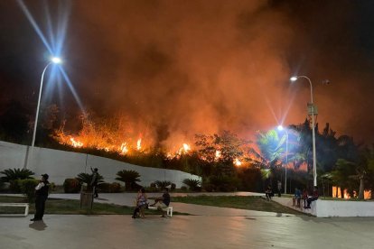 El Cuerpo de Bomberos de Esmeraldas emitió un comunicado hace pocos minutos en el que se indica que no se reportaron personas fallecidas, ni heridas y tampoco atrapadas.