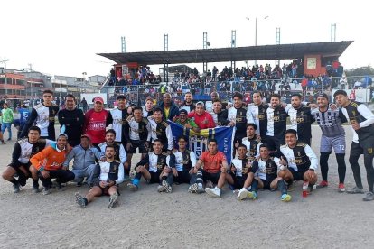 Los campeones de la liga barrial IESS-FUT y su festejo tras ganar una intensa final del balompié barrial.