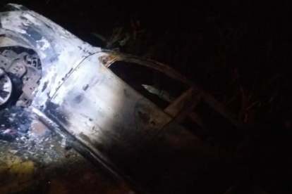 La camioneta fue interceptada y prendida en fuego.