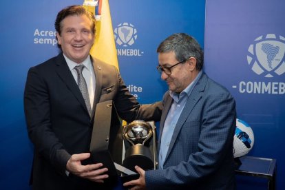 Alejandro Domínguez, presidente de la Conmebol, y Santiago Morales, gerente de Independiente del Valle, posaron con la Copa Sudamericana.