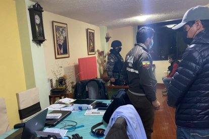 Fiscalía allanó dos casas de los padres del sospechoso.