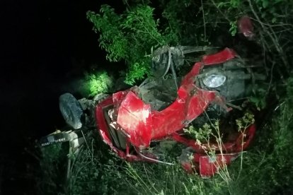 El vehículo tipo camioneta de placa PRS-0092 cajón de madera quedó destrozado.
