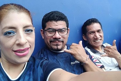 Leyda Troya hincha de Barcelona con la azul de Ecuador en el Capwell.