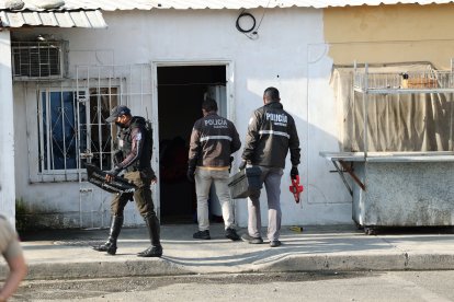 El cadáver quedó dentro de la casa y junto a la refrigeradora. Policía llegó al lugar.