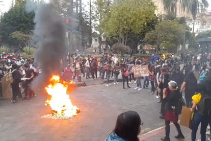 Con gritos y consignas los manifestantes se reunieron en el centro histórico.